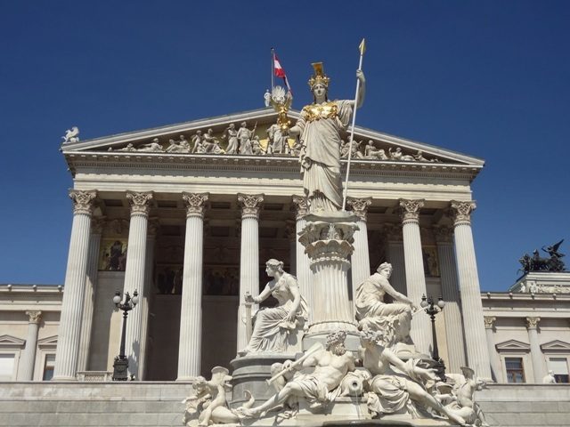 Stadtrundfahrt und Stadtspaziergang Wien Parlament